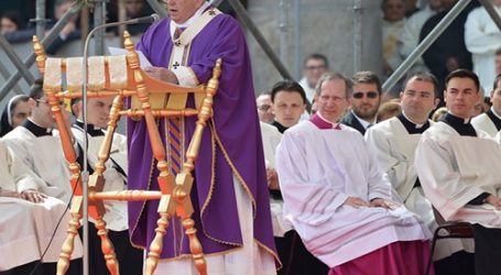 Papa Francisco en homilía en Nápoles: «A los criminales y a todos sus cómplices yo humildemente les pido: ¡conviértanse al amor y a la justicia!»