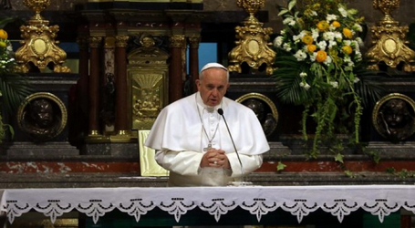 Papa Francisco ora a la Virgen de Pompeya: «Te entregamos nuestras miserias, los tantos caminos del odio y de la sangre»