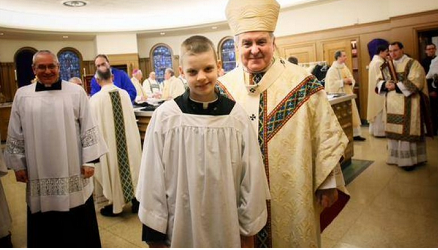 Brett Haubrich, de 11 años, tiene cáncer inoperable y le ofrecieron un deseo: El niño pidió ser sacerdote por un día