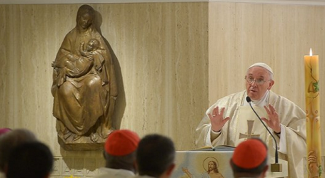 Papa Francisco en homilía en Santa Marta: «Los cristianos no deben acumular riquezas, sino ponerlas al servicio de quien tiente necesidad»