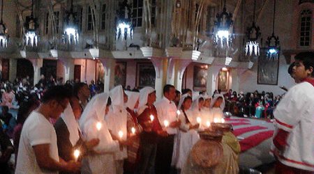 Trece jóvenes de familias hindúes y budistas fueron bautizados católicos la noche de Pascua en Nepal: «Tenemos que ser testigos de la resurrección de Cristo»