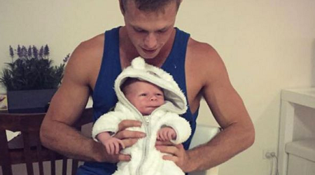 Tom Connoly, joven atleta universitario, adopta a su prima embarazada y sin techo y a su bebé para que no lo pierda