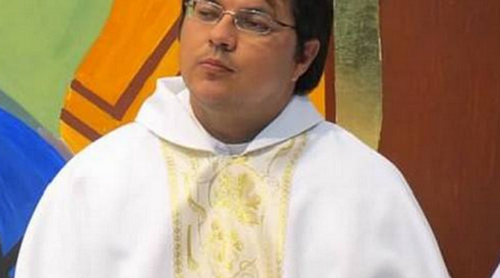 Ecar Kleider Rolón Paredes, sacerdote, explica que la Virgen María intercedió para salvarlo milagrosamente del aborto y a su madre del cáncer