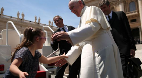 Gracia tiene síndrome de Down y fue la niña más feliz al ser abrazada por el Papa Francisco en la Audiencia General