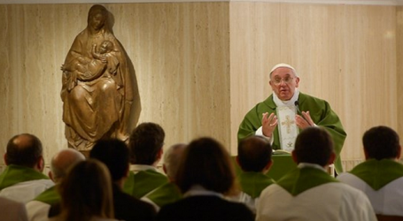 Papa Francisco en homilía en Santa Marta: «La fe verdadera hace milagros, los negocios no»