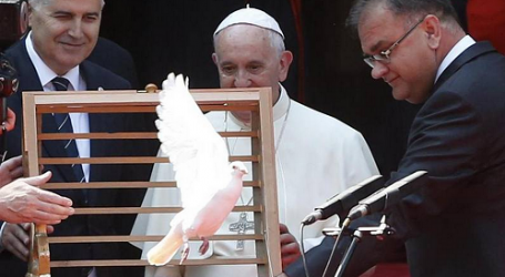 Papa Francisco libera seis palomas blancas ante las autoridades en Sarajevo: “La paz este con ustedes”