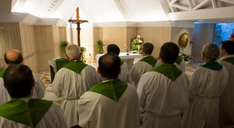Papa Francisco en homilía en Santa Marta: «La Iglesia es comunidad si se acerca a los últimos»