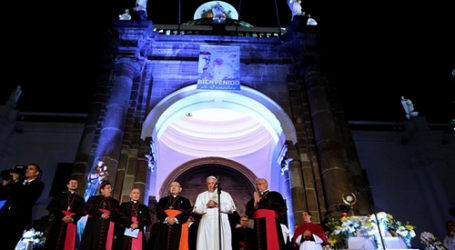 El Papa en la Catedral de Quito: “Les voy a dar la bendición para que no haya gente que se descarte, que todos sean hermanos”