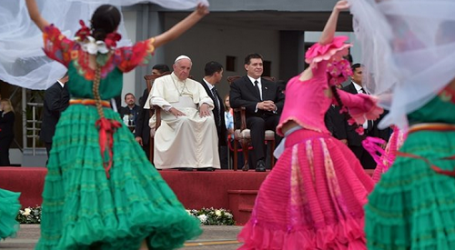 Papa Francisco a las autoridades en Paraguay: “El verdadero desarrollo tiene en cuenta a los más débiles y desafortunados”