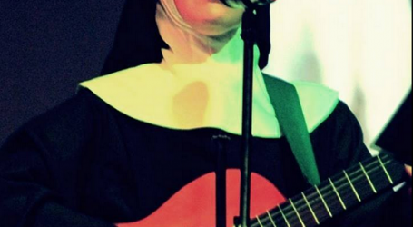La Hna. Inés cantaba rock alternativo y se hizo monja de clausura: Canta y compone para «profundizar en el misterio de la Iglesia, meditar y comprender la fe»
