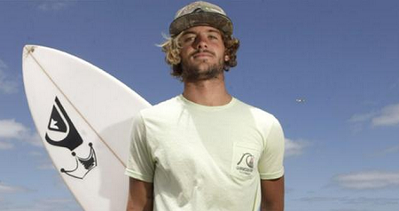 Santiago Muñiz, nueva estrella del surf, entre olas y tiburones con el nombre de Jesús en los labios