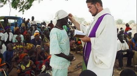 Gabriel Arroyo, el cura que come cola de rata, filma películas, bautiza musulmanes en la sabana del Chad y que presentará en Europa su uso del cine para evangelizar