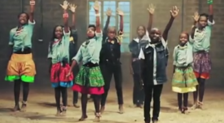 Un coro de niños huérfanos de Uganda canta para dar gracias a Dios y ayudar a los 50 millones de niños huérfanos que viven en África