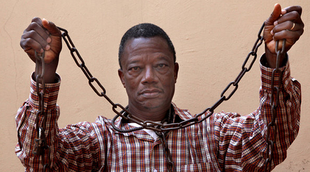 Gregoire Ahongbonon, de Benín, reparaba neumáticos, hoy libera a enfermos mentales encadenados: «Cristo está en su carne»