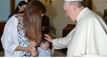 Papa Francisco bendice a Iñaki de 5 años, con grave enfermedad, y a su madre Janette Ojeda en Santa Marta, a los que invitó por teléfono al interesarse por su sufrimiento