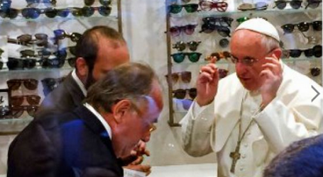 Francisco va a una óptica del centro de Roma a graduarse las gafas y sorprende a los paseantes