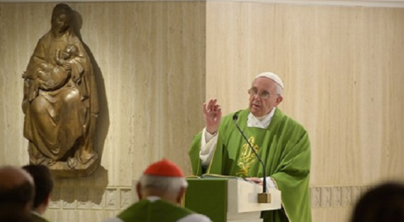 Papa Francisco en homilía en Santa Marta: «Decir habladurías es terrorismo porque el que las hace destruye con la lengua, no hace la paz»