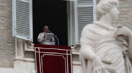 Papa Francisco en el Ángelus: «La pareja cerrada, la familia cerrada, el grupo cerrado, la parroquia cerrada… ¡Ábrete!»