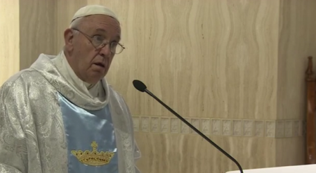 Papa Francisco en homilía en Santa Marta: «Dios camina con todos nosotros, santos y pecadores»