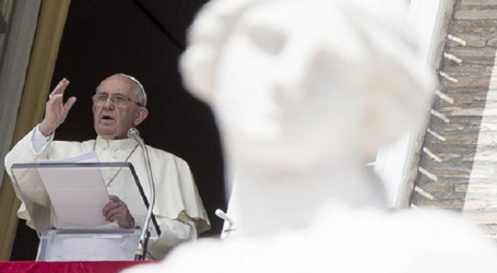 Papa Francisco en el Ángelus: «Para seguir a Jesús hay que tomar la propia cruz y rechazar la mentalidad mundana»