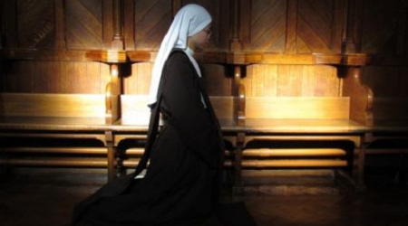 Mª Brunilda de la Santísima Trinidad tenía un novio no creyente que la alejaba de Dios, pero el Señor insistía en su llamada y ahora es monja