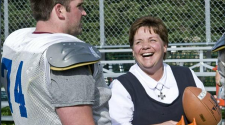 Lisa Maurer, la monja entrenadora de fútbol americano que reza con hombretones y prohíbe las palabrotas