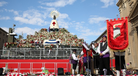 25.000 personas cada hora ofrecen ramos a la Virgen del Pilar en Zaragoza para tejer su manto