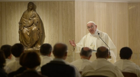 Papa Francisco en homilía en Santa Marta: «El apego a la riqueza divide a las familias»