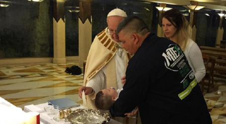 Papa Francisco bautiza al hijo de un cartonero argentino con el nombre de Francisco
