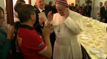 El Papa almuerza con 60 pobres de Florencia con platos de plástico y agua del grifo