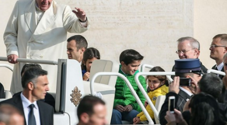 Papa Francisco en la Audiencia General: «Cuando los hijos en la mesa están pegados al móvil, y no se escuchan entre ellos, esto no es familia, es una pensión»