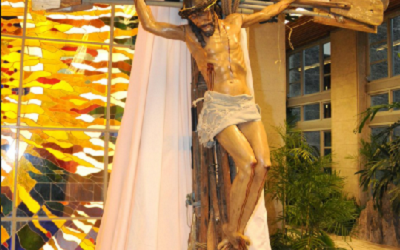 El Papa dona a los católicos de Lampedusa el enorme crucifijo hecho con remos que Raúl Castro le regaló en Cuba