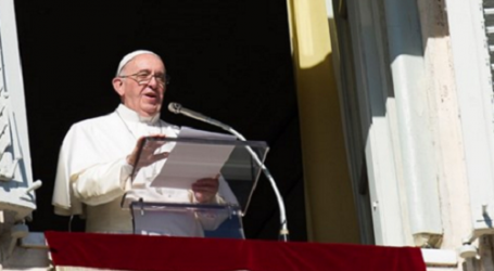 El Papa recuerda y ora por las víctimas de París al final del Ángelus: «¡Usar el nombre de Dios para justificar el odio y la violencia es una blasfemia!»