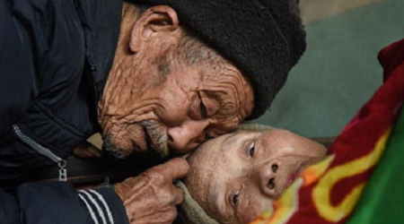 Du Yuanfa, anciano chino, ha atendido a su esposa Zhou Yu´ai en la cama durante los 56 años que llevan casados: «No te preocupes, te cuidaré siempre»