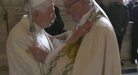 Benedicto XVI cruza la Puerta Santa del Jubileo como primer peregrino tras el Papa Francisco