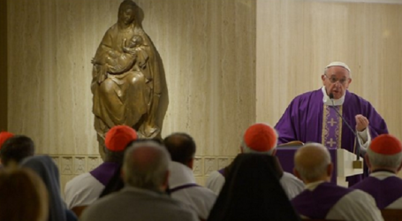 Papa Francisco en homilía en Santa Marta: «Dejémonos acariciar por la misericordia de Dios»