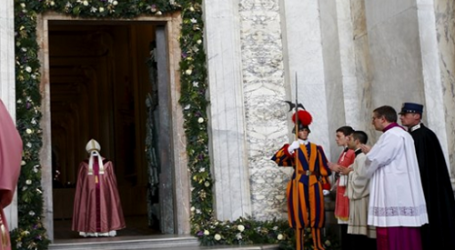 El Papa abre la Puerta Santa de la basílica de San Juan de Letrán, catedral de Roma