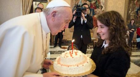 Los chicos de la Acción Católica cantan al Papa el «Cumpleaños Feliz» al cumplir 79 años y Francisco les recuerda que “todos viajamos hacia el Señor”