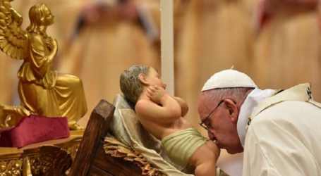 Papa Francisco en homilía de Navidad: «En una sociedad ebria de consumo y de placeres el Niño Jesús nos llama a una vida sobria»