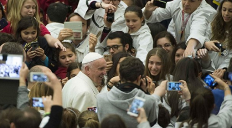 El Papa responde a seis mil niños cantores que su propósito para este año 2016 es “rezar más”