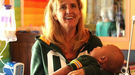 Cori Salchert es madre y enfermera perinatal: acoge en casa a los bebés que nadie quiere porque van a morir pronto
