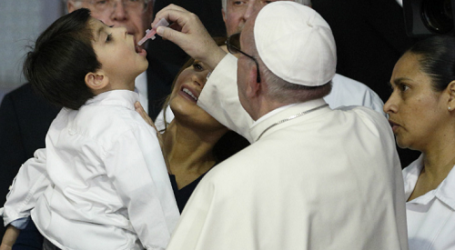 Papa Francisco en su visita al Hospital Pediátrico «Federico Gómez»: «Quiero bendecirlos a todos, también a quienes curan con la cariñoterapia”»