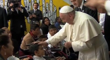 El Papa en hospital pediátrico bendice rosario para que un niño rece por él y administra a otro la vacuna contra la poliomielitis