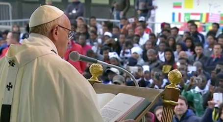 Papa Francisco en la Misa de la Cena del Señor a los refugiados: «Todos somos diferentes, pero somos hermanos y queremos vivir en paz»