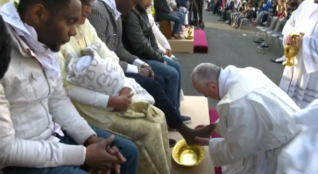 El Papa lava los pies a refugiados: cinco católicos, tres musulmanes, tres coptos y un hindú