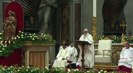 Papa Francisco en la Vigilia Pascual: «El Señor está vivo. Invita a cada uno a resucitar la esperanza en los corazones abrumados por la tristeza»