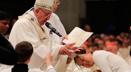 Papa Francisco bautiza y confirma a doce nuevos cristianos durante la Vigilia Pascual