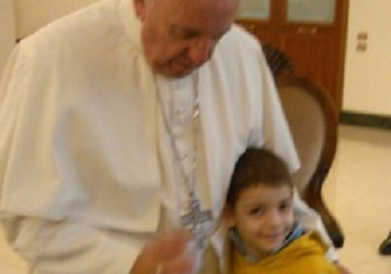 El Papa se encuentra con Ignacio Fucci, niño de 8 años  con inmunodeficiencia asociativa y trasplante de médula, que le escribió una carta