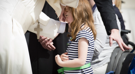 El Papa bendice y ora por Lizzy Myers, niña de 5 años que perderá la vista y el oído por enfermedad degenerativa