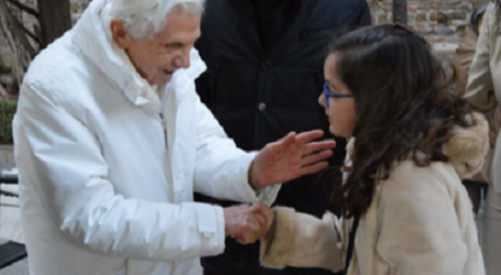 Ana Amado García de 12 años, que nació con cáncer del que se ha curado, visita y agradece a Benedicto XVI sus oraciones por ella